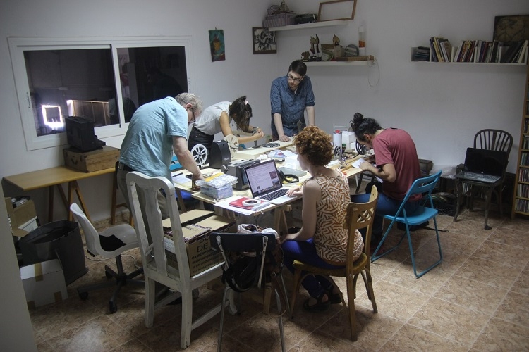 APEX Cartagena participants working with film at the Utopía art space.